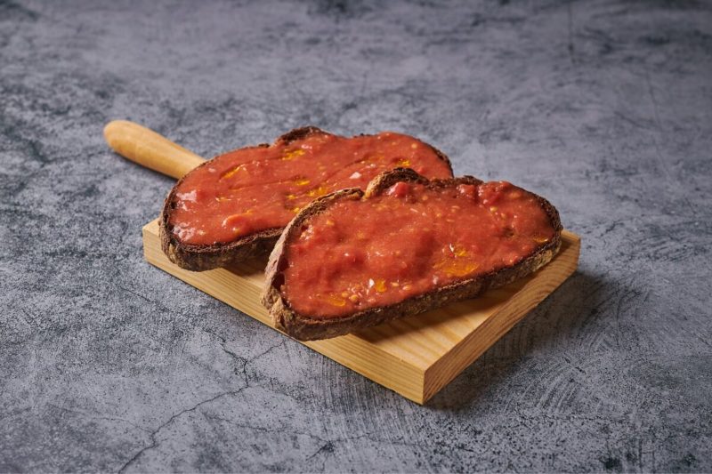 pan de barrio con tomate natural